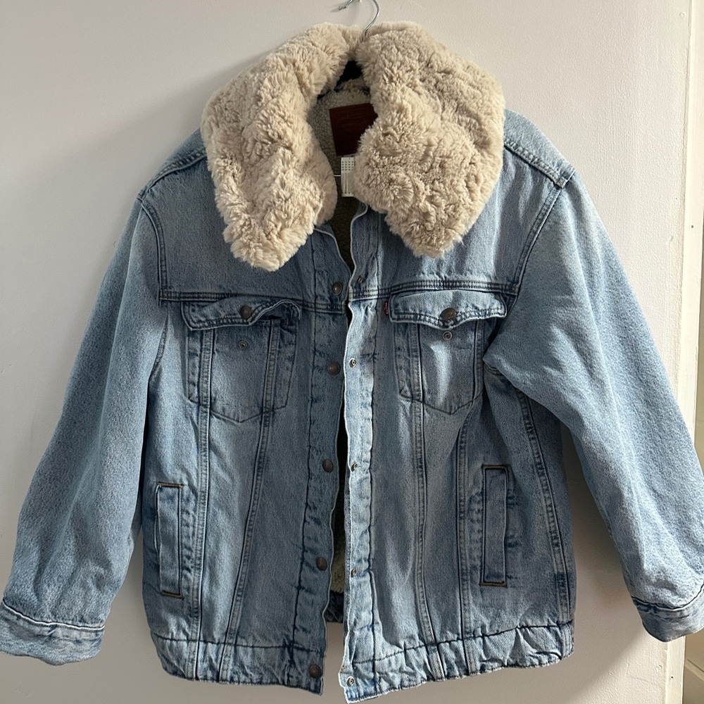 Levi's Light Blue Denim Jacket with Cream Faux Fur Collar - Picture 3 of 6